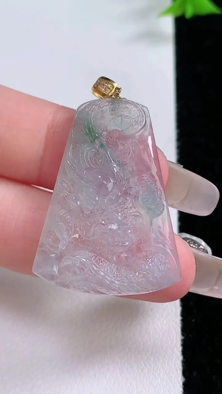 天然A货翡翠种飘花龙牌吊坠，尺寸33.7-24.8-3.7，重量:5.92g
1月27日