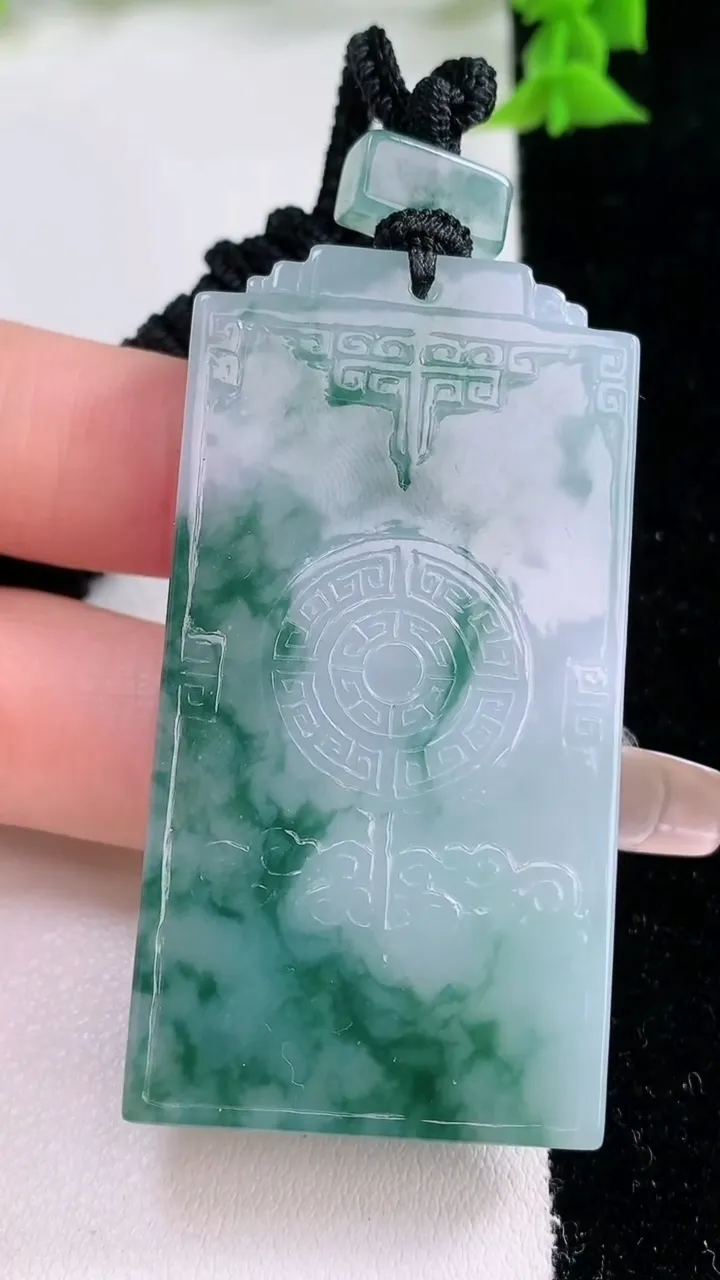 天然A货翡翠飘花仿古无事牌吊坠，尺寸57-29.6-5.7，重量:37.16g
1月27日