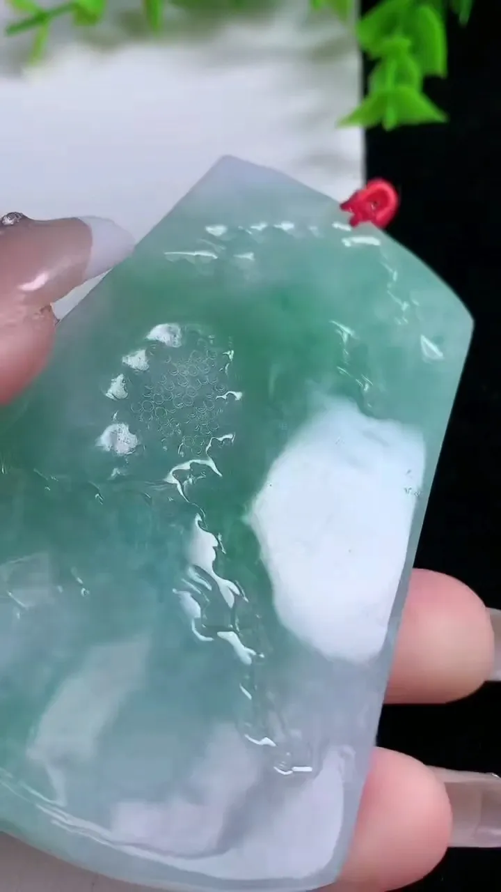 天然A货翡翠山水牌吊坠，尺寸76.4-47.4-4.8，重量:47.40g
1月27日