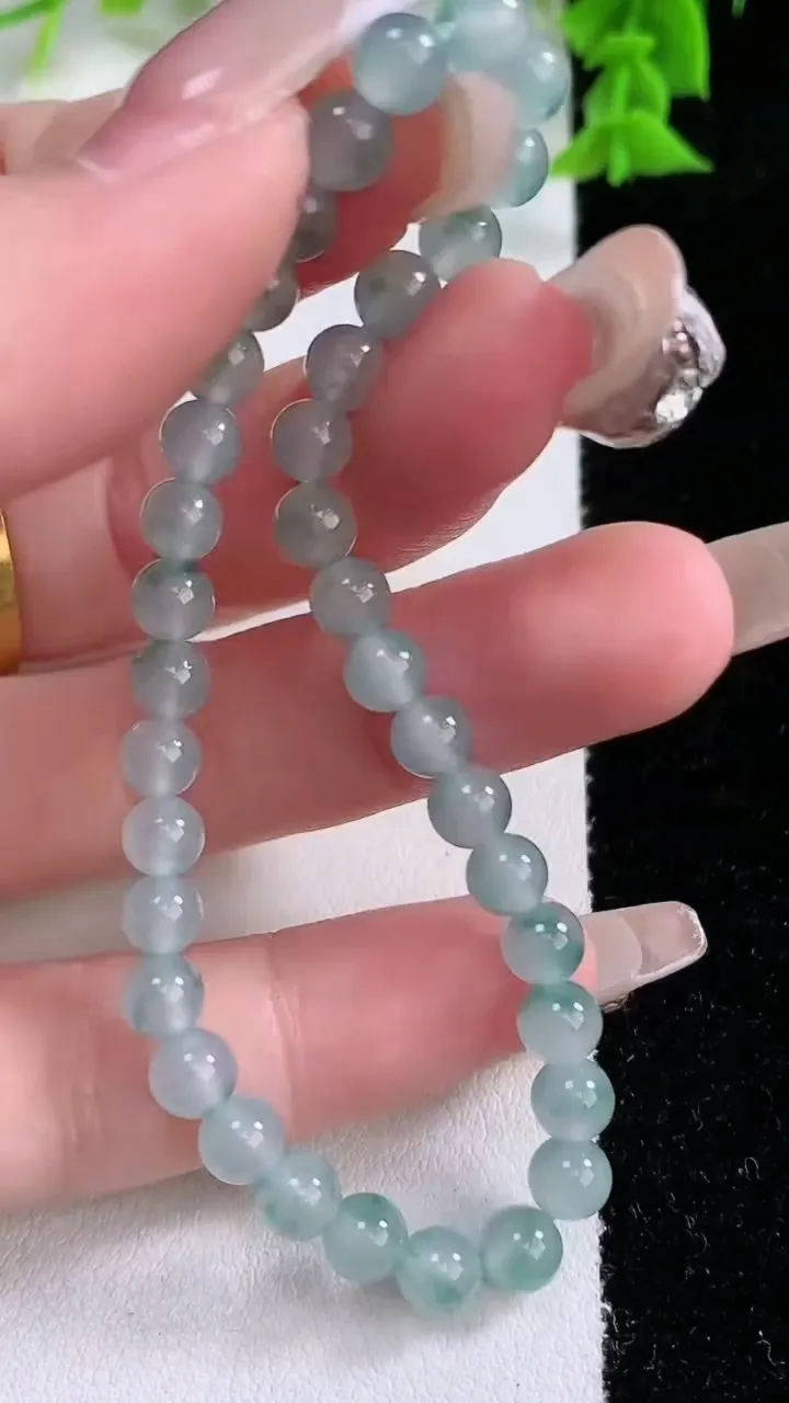 天然A货翡翠种飘花圆珠手串，尺寸5-36颗，重量:8.23g1月27日
工厂直销收藏佳品,种好水足，色泽均匀，有种有色，上手高大气！