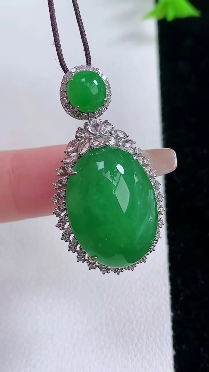 天然A货翡翠蛋面吊坠，尺寸36.7-20-10.4，裸石20.3-15.5重量:9.23g
1月27日