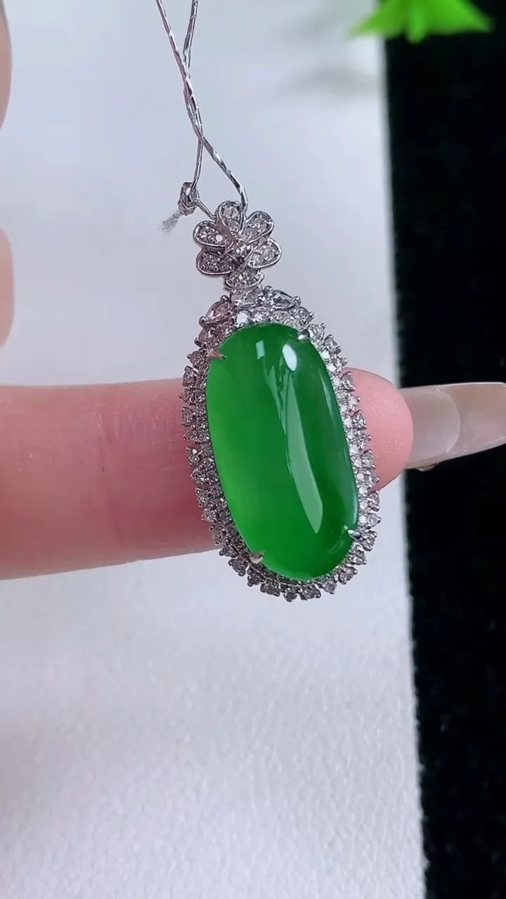 天然A货翡翠福瓜吊坠，尺寸27.3-12.3-8，裸石16.5-8重量:3.00g
1月27日