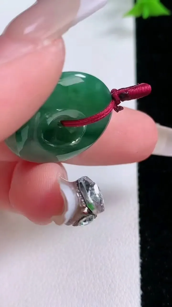 天然A货翡翠平安扣吊坠，尺寸23-5.3，重量:6.80g
1月27日