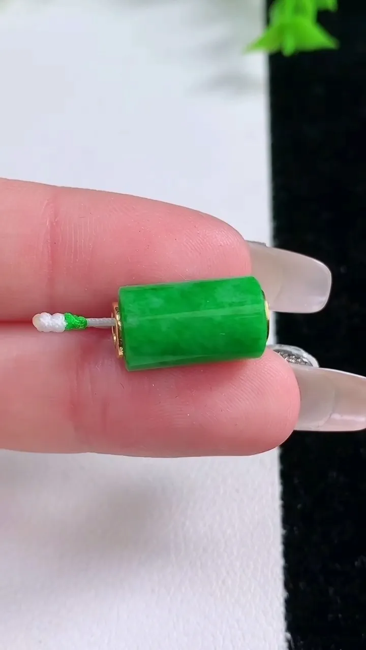 天然A货翡翠路路通吊坠，尺寸16-8.7，重量:2.98g
1月27日