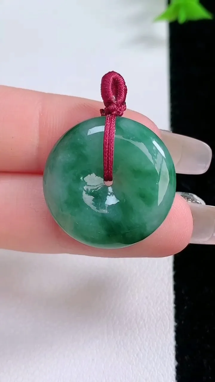 天然A货翡翠平安扣吊坠，尺寸23-5.3，重量:6.80g
1月27日