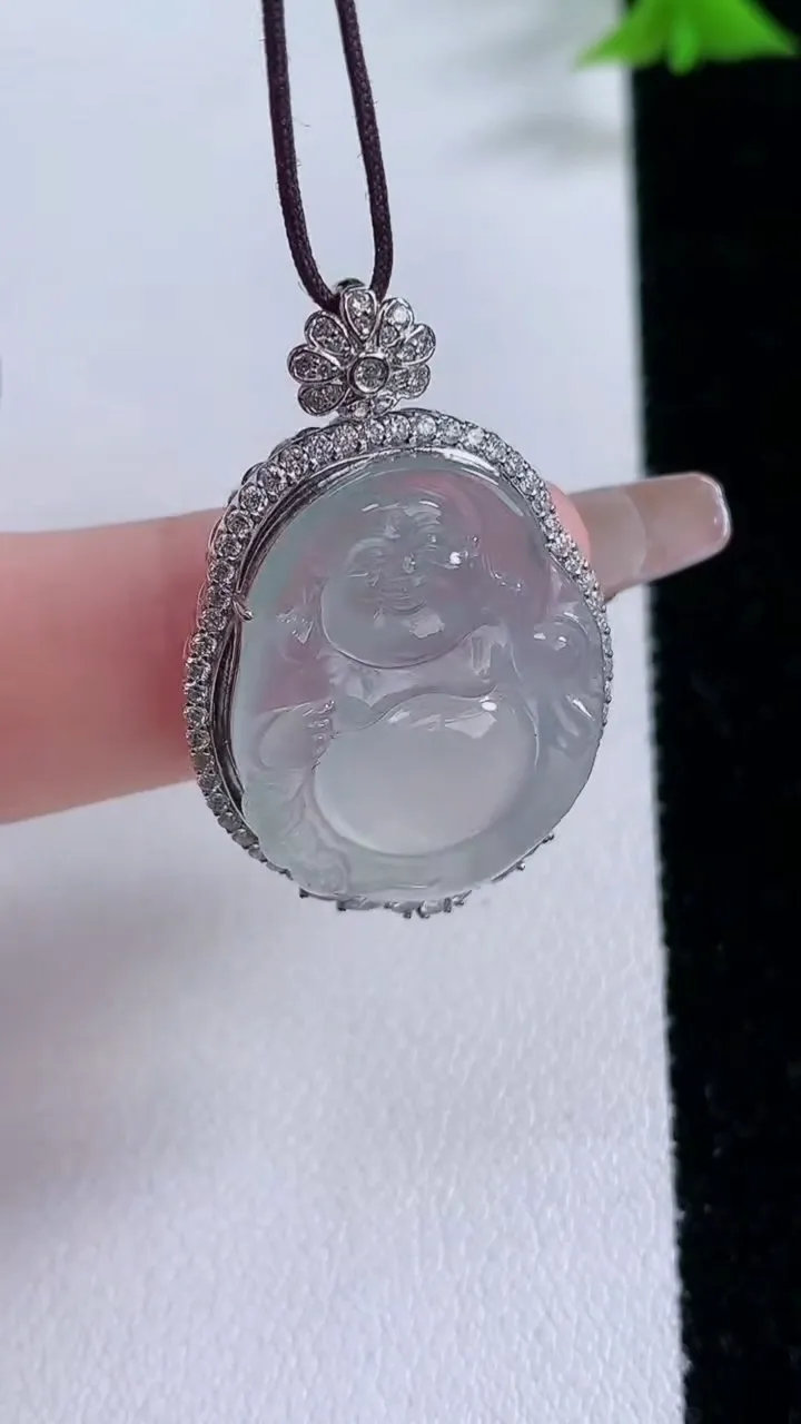 天然A货翡翠种白冰布袋佛吊坠，尺寸32.7-21.8-8.2，裸石24-18.5重量:5.32g
1