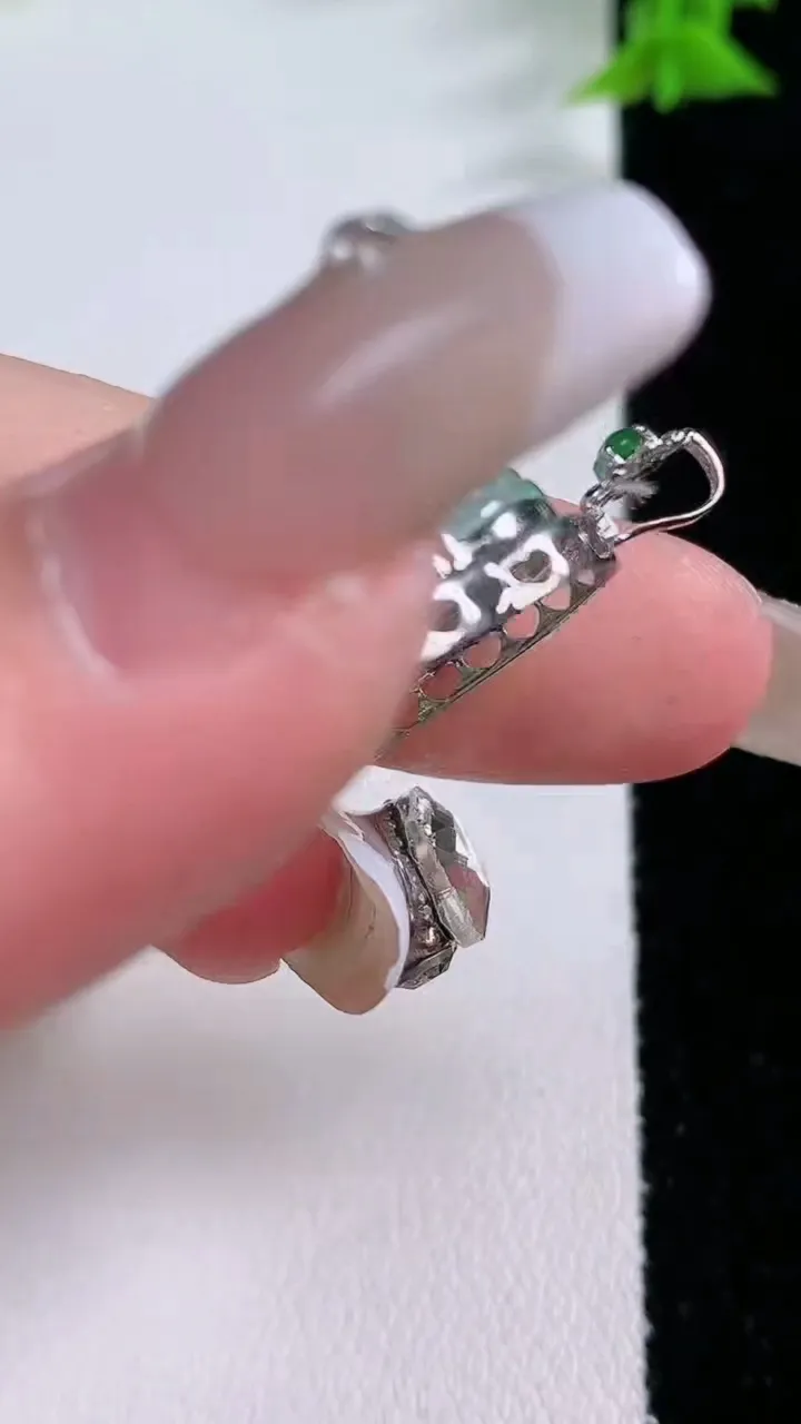 天然A货翡翠财神爷吊坠，尺寸28.5-21.6-7.7，裸石19.8-19重量:4.73g
1月27日