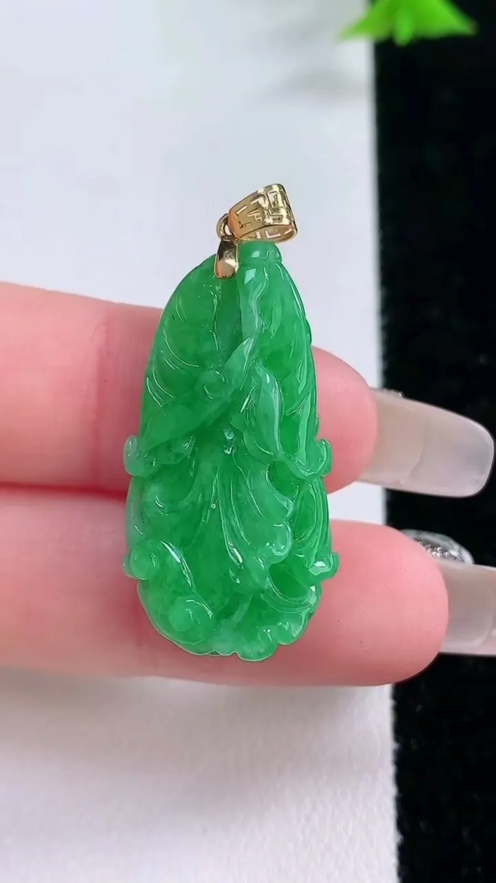 天然A货翡翠白菜吊坠，尺寸30.7-15.2-9.7，重量:6.04g
1月27日