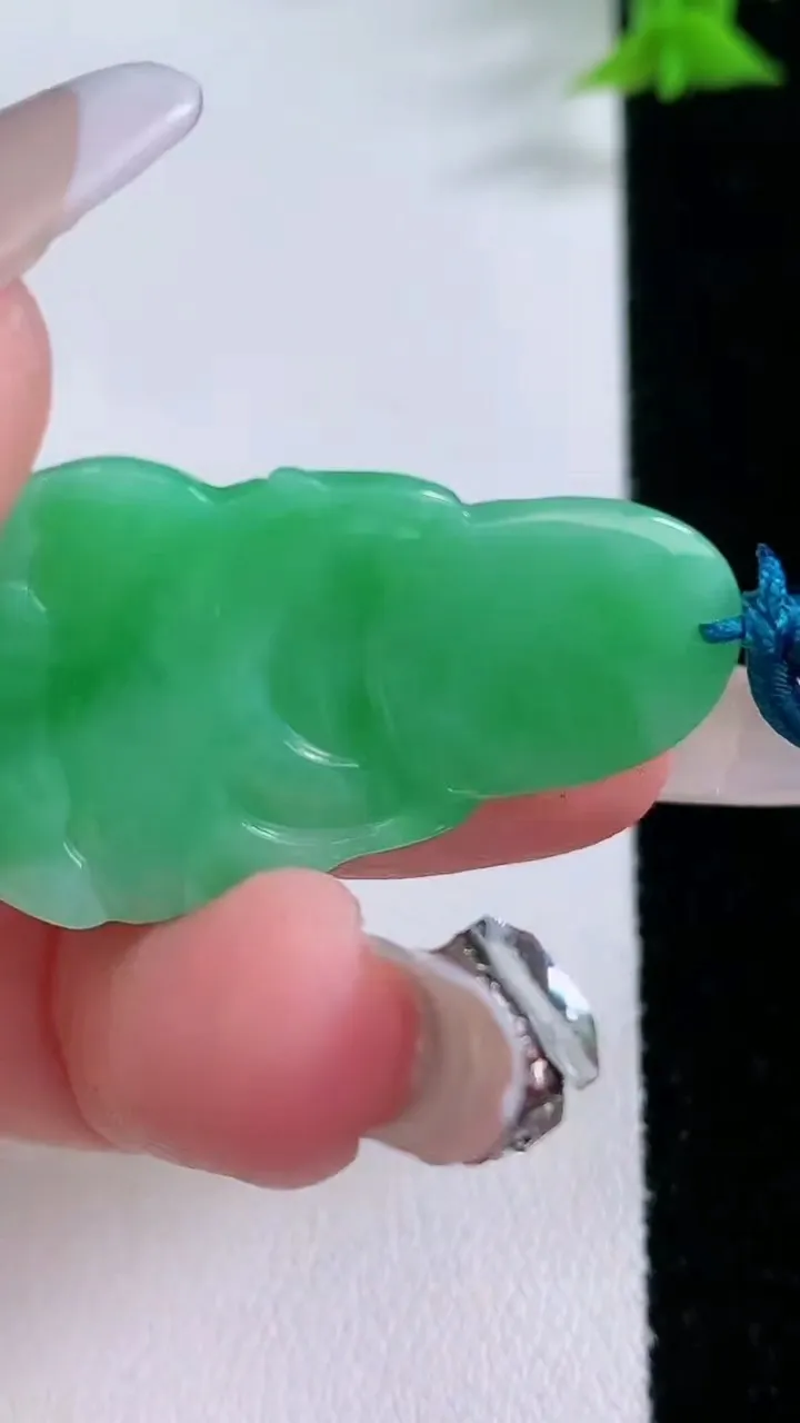 天然A货翡翠观音菩萨吊坠，尺寸35.8-20-4.8，重量:7.38g
1月27日