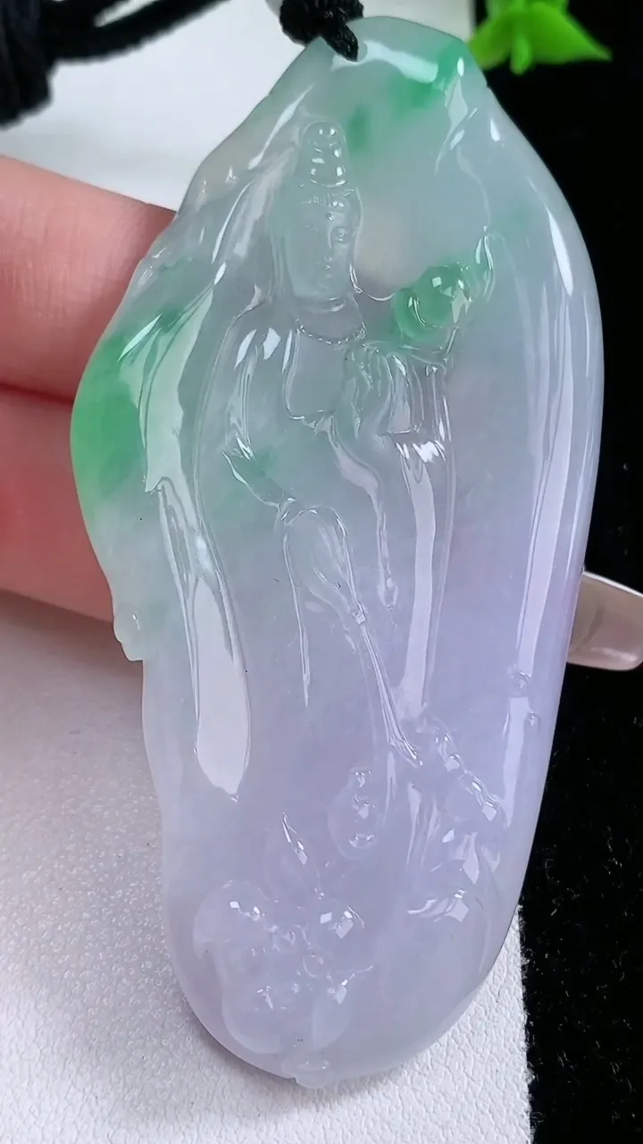 天然A货翡翠大势至菩萨吊坠，尺寸77-39-6.6，重量:45.32g
1月27日