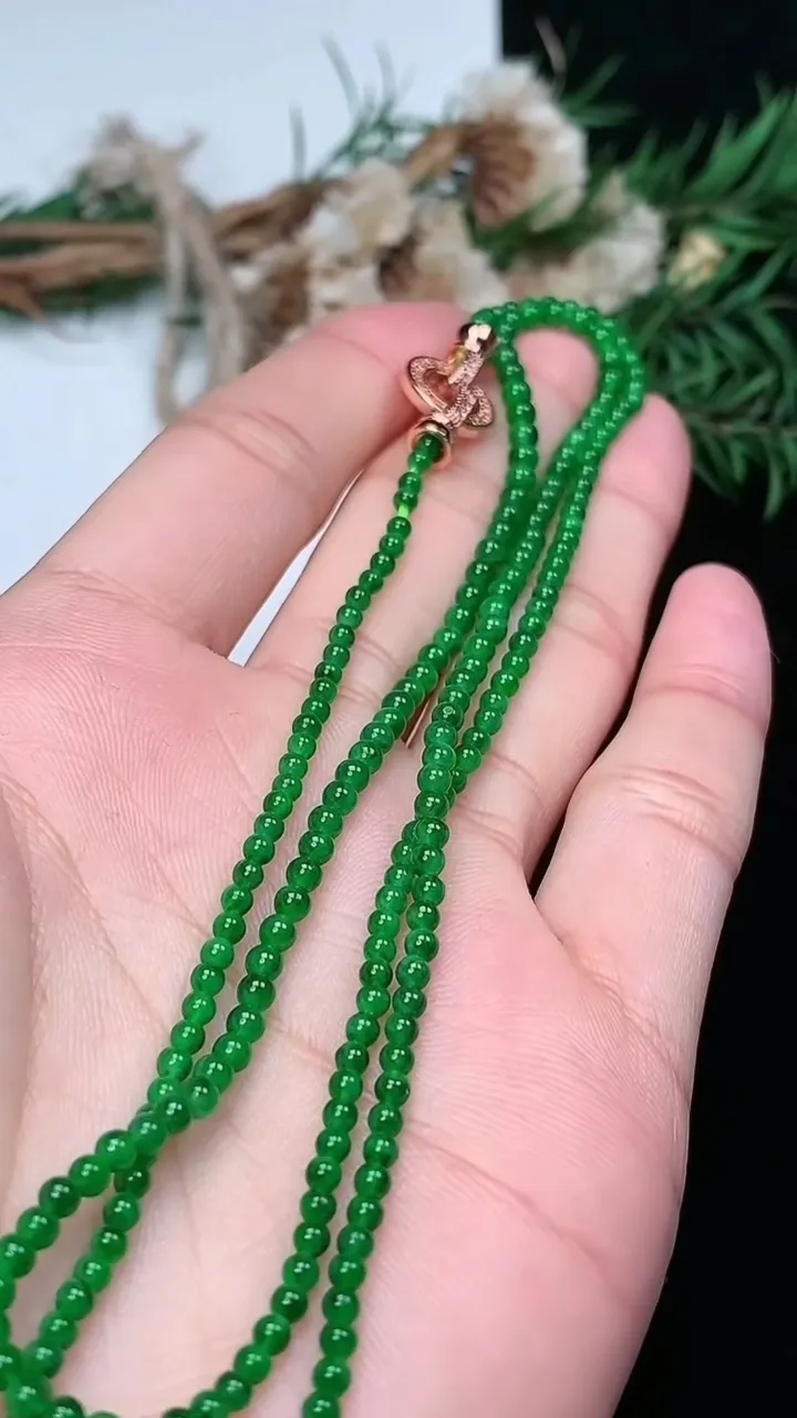 天然A货翡翠小米珠项链，尺寸2.4-226颗，重量:7.34g1月27日
工厂直销收藏佳品,种好水足，色泽均匀，有种有色，上手高大气！