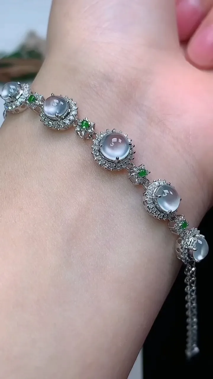 天然A货翡翠白冰蛋面手链，尺寸5.8，重量:6.03g
1月27日