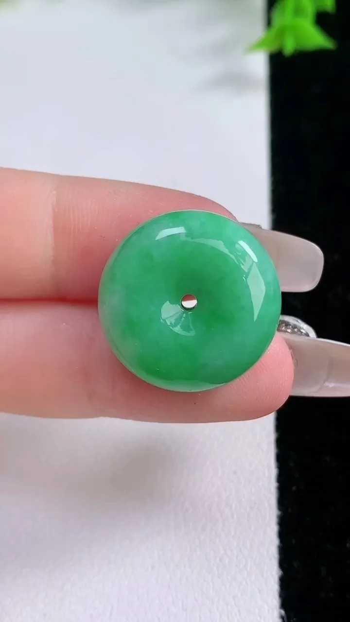 天然A货翡翠平安扣吊坠，尺寸20-9，重量:8.23g
1月27日