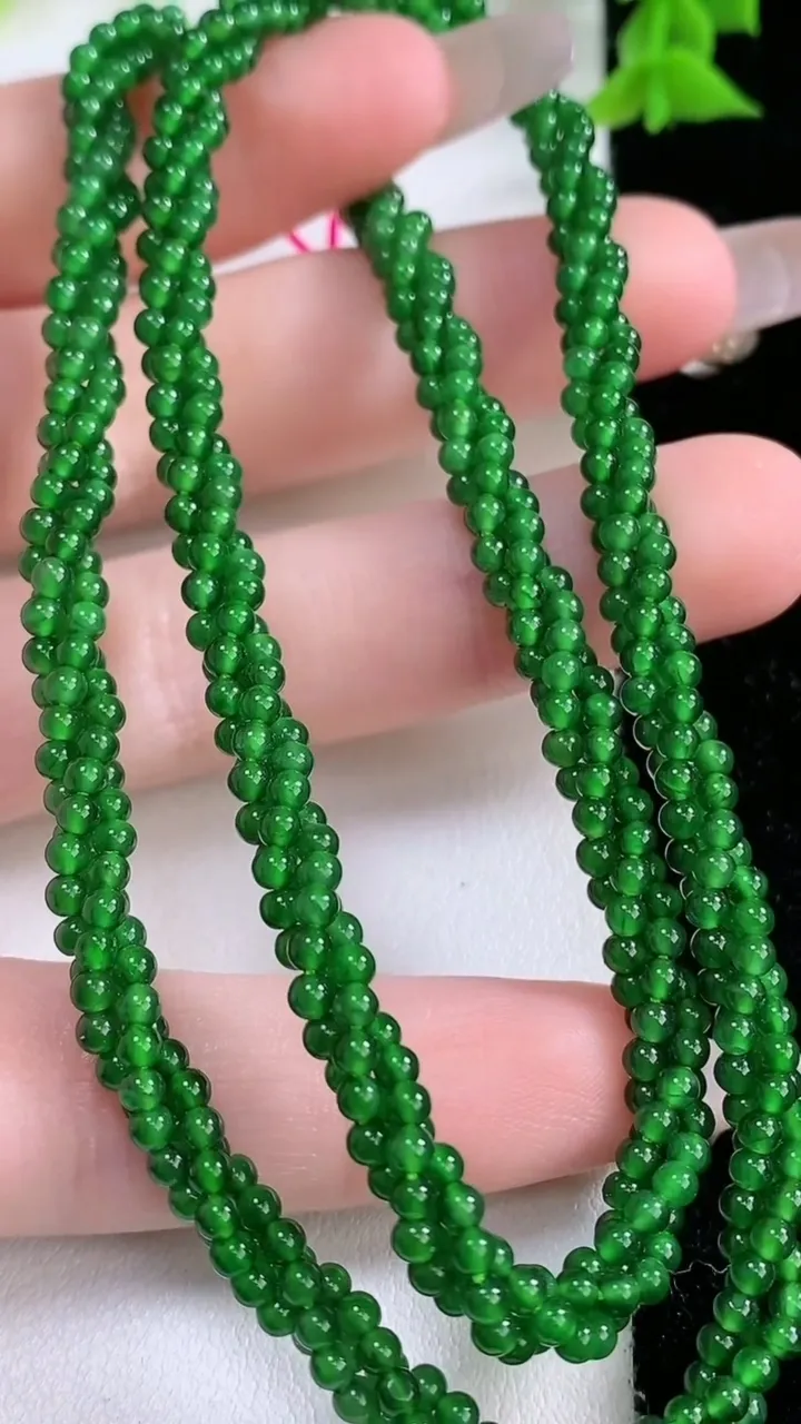 天然A货翡翠小米珠三排项链，尺寸2.5，重量:16.41g1月27日
工厂直销收藏佳品,种好水足，色泽均匀，有种有色，上手高大气！