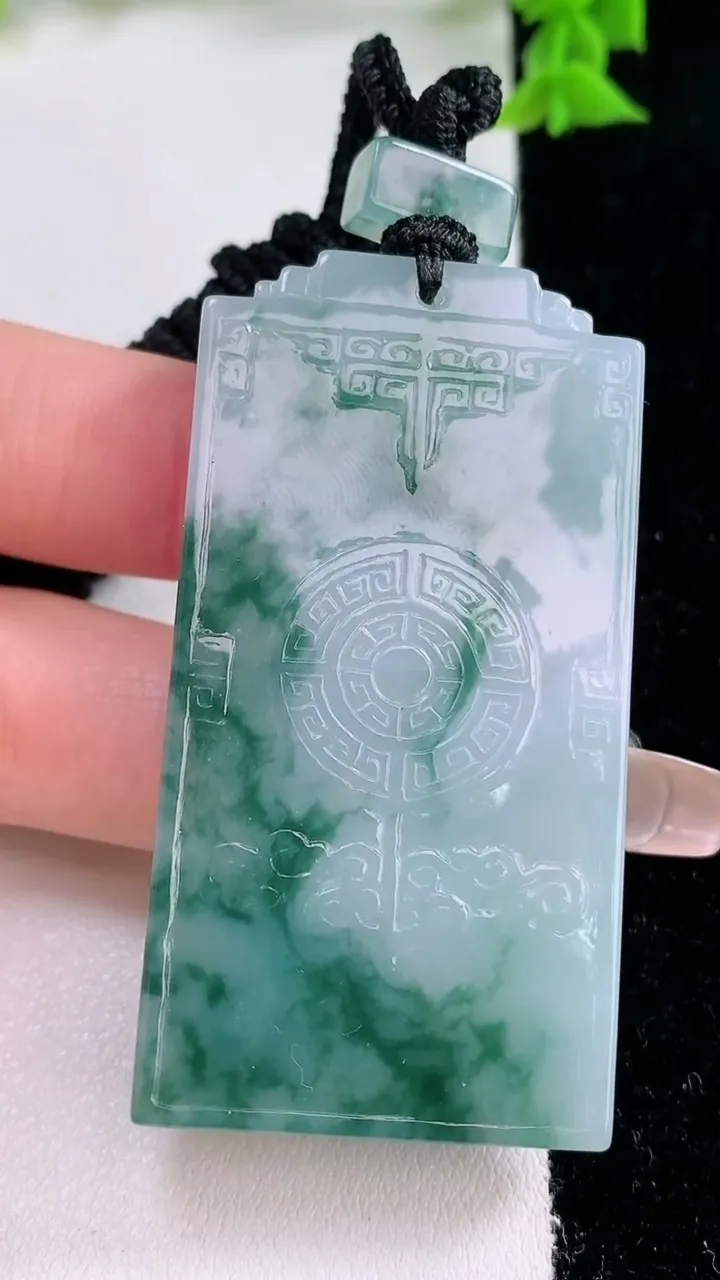 天然A货翡翠飘花仿古无事牌吊坠，尺寸57-29.6-5.7，重量:37.16g
1月27日