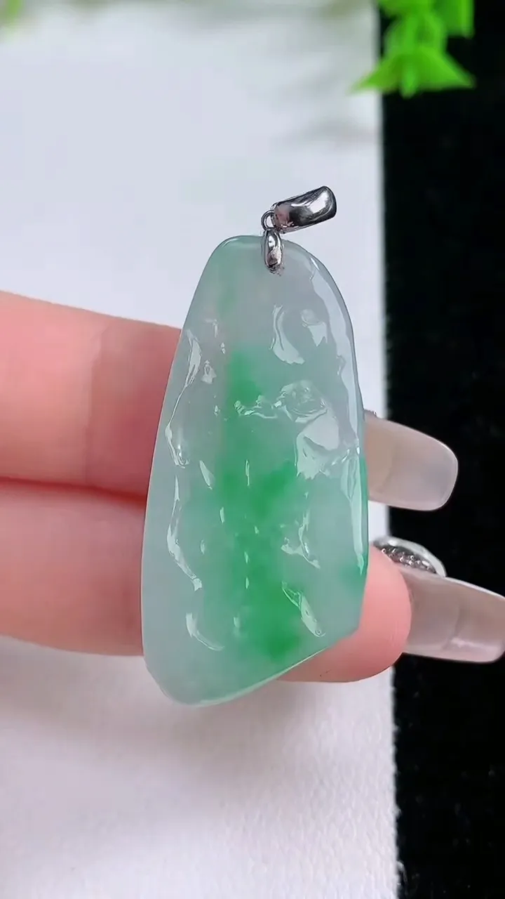 天然A货翡翠原石吊坠，尺寸36.7-17.8-6.5，重量:9.43g
1月27日
