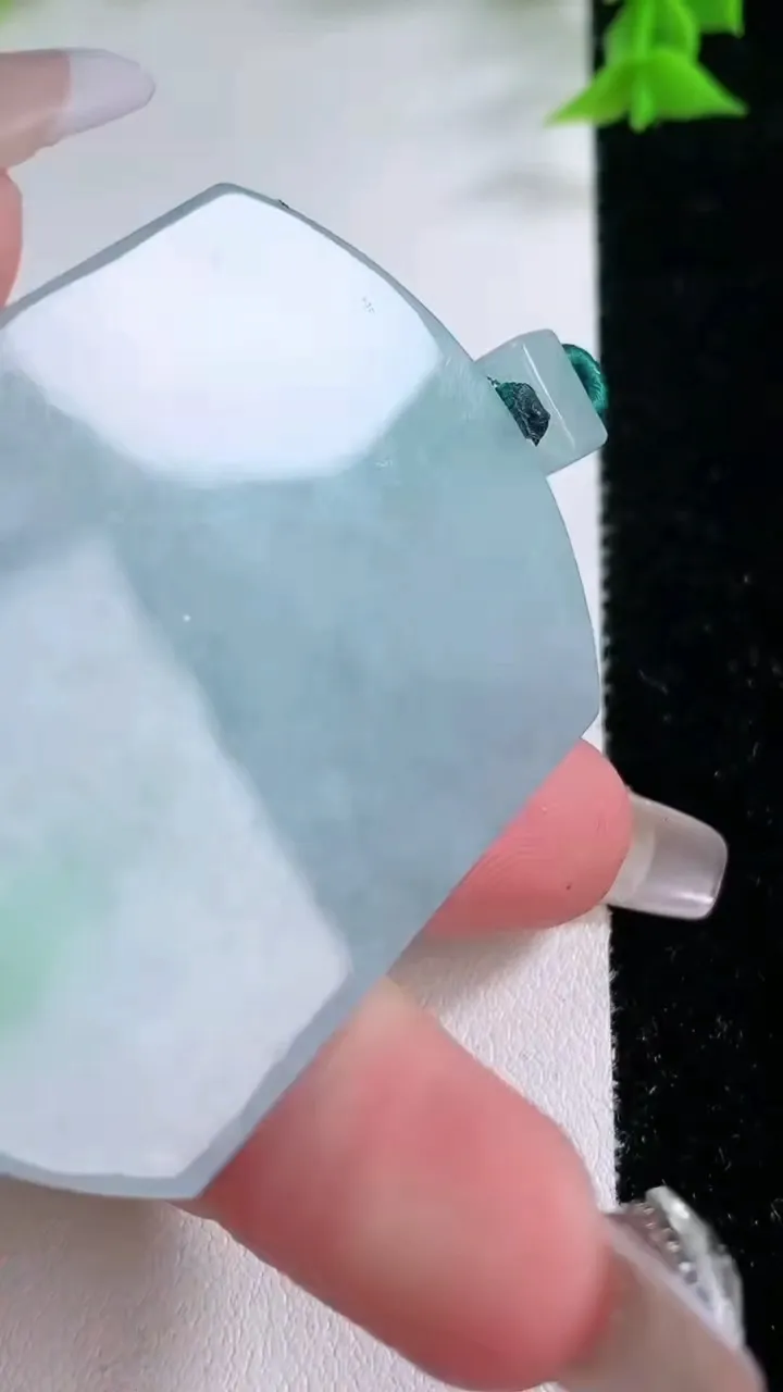 天然A货翡翠无事牌吊坠，尺寸52.3-39-5.4，重量:34.57g
1月27日