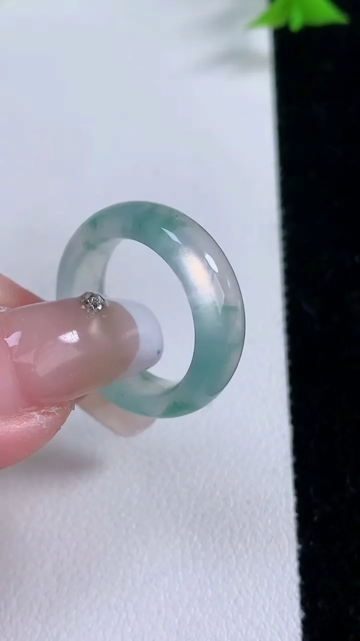 天然A货翡翠种飘花指环戒指，尺寸16.3-5.7-3.3，重量:4.15g2026年1月27日
工厂直销收藏佳品,种好水足，色泽均匀，有种有色，上手高大气！