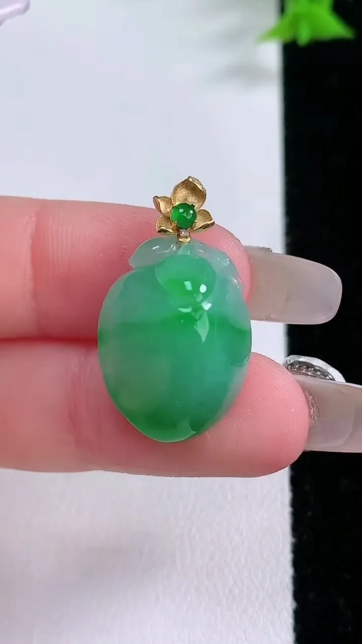 天然A货翡翠寿桃吊坠，尺寸19.6-15.4-10，重量:4.84g
1月27日