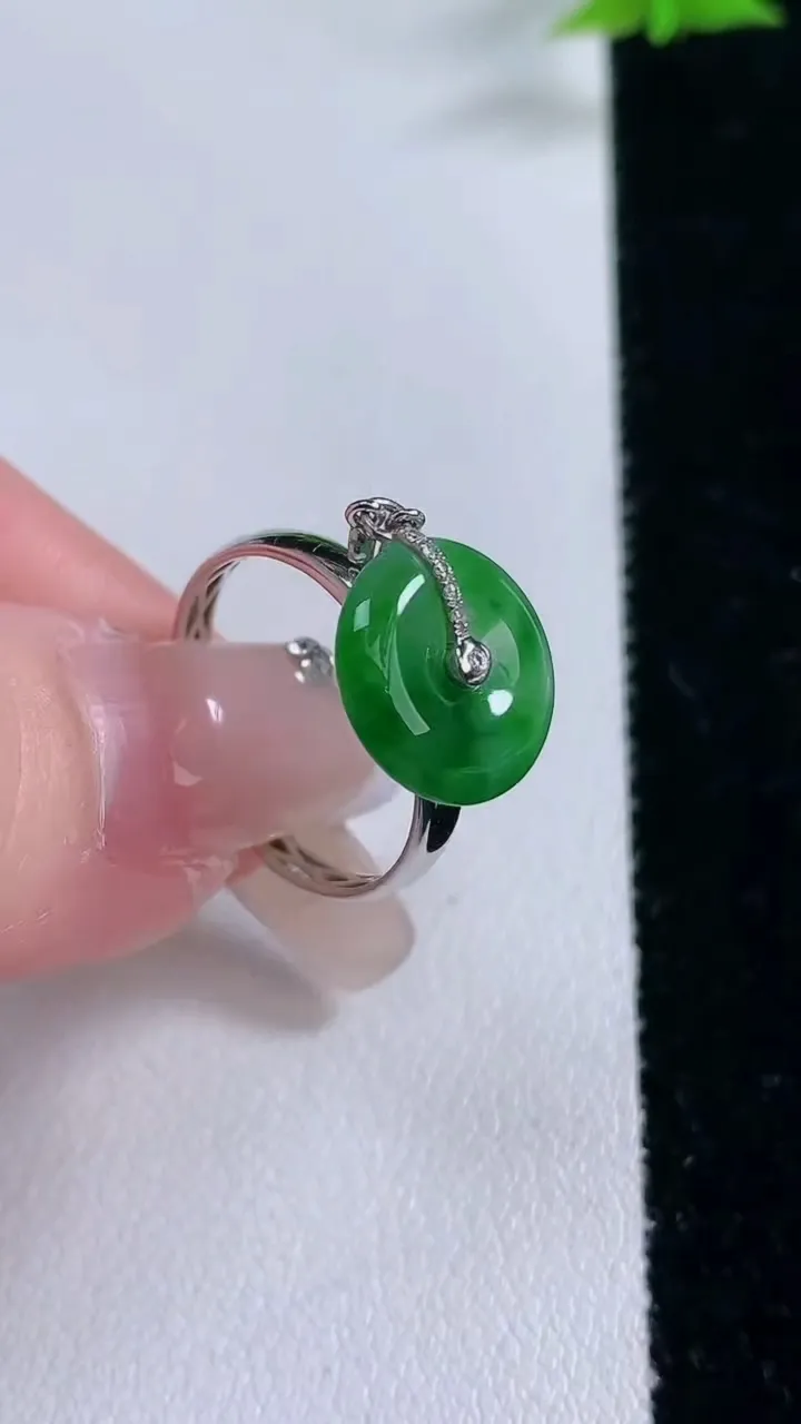 天然A货翡翠平安扣戒指，尺寸17.3-12-4.7，重量:2.43g2026年1月27日
工厂直销收藏佳品,种好水足，色泽均匀，有种有色，上手高大气！