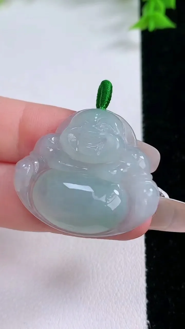 天然A货翡翠飘花佛公吊坠，尺寸27.7-31.8-6.5，重量:8.31g
1月27日