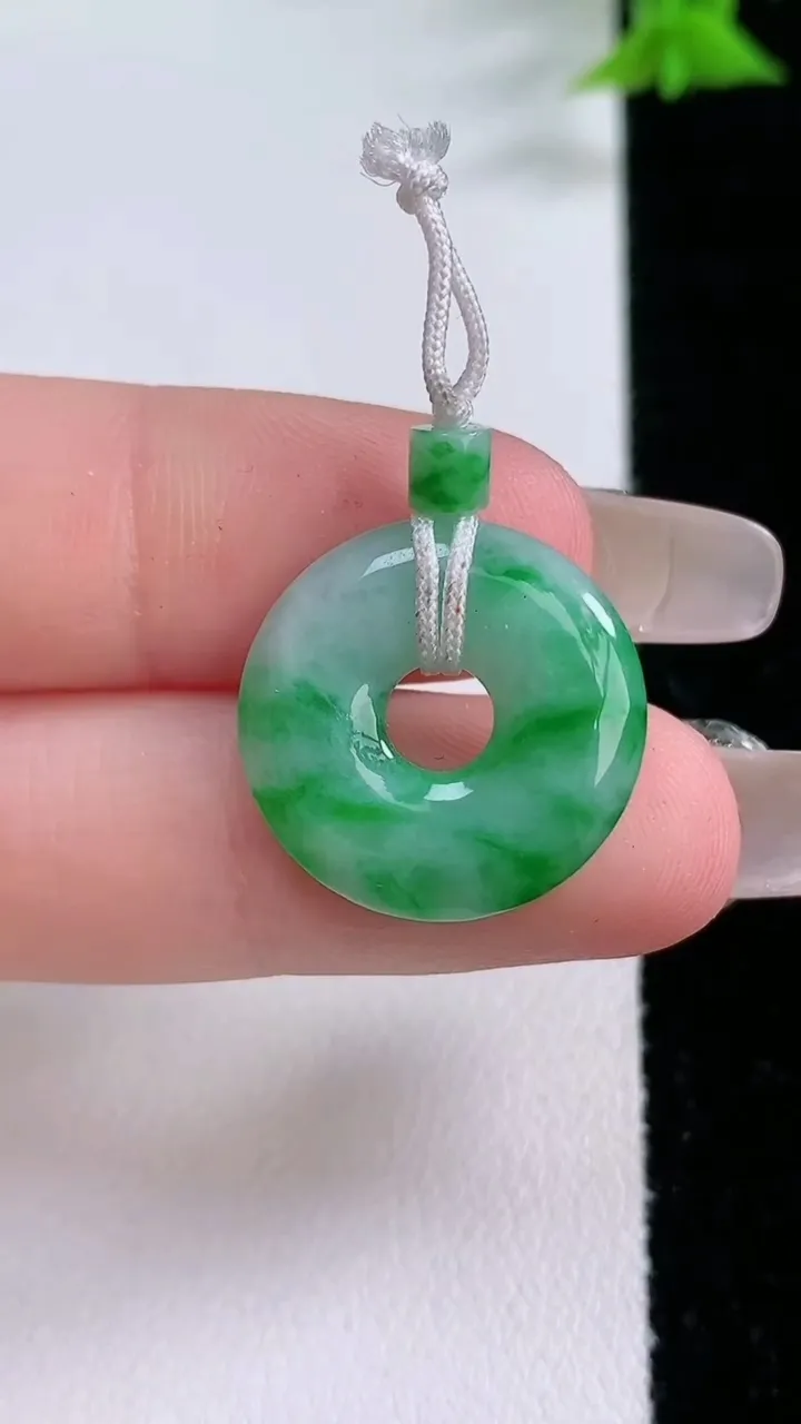 天然A货翡翠平安环吊坠，尺寸19-3.3，重量:2.60g
1月27日