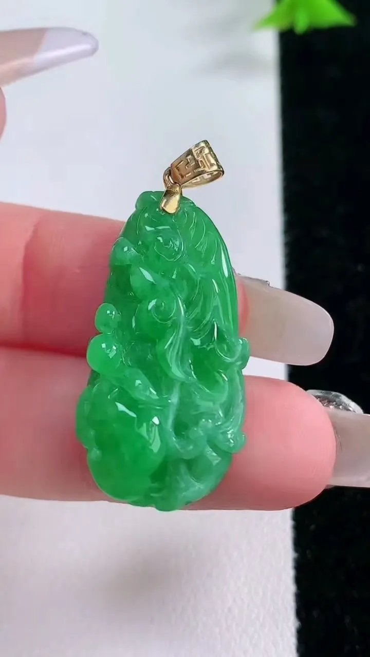 天然A货翡翠白菜吊坠，尺寸30.7-15.2-9.7，重量:6.04g
1月27日