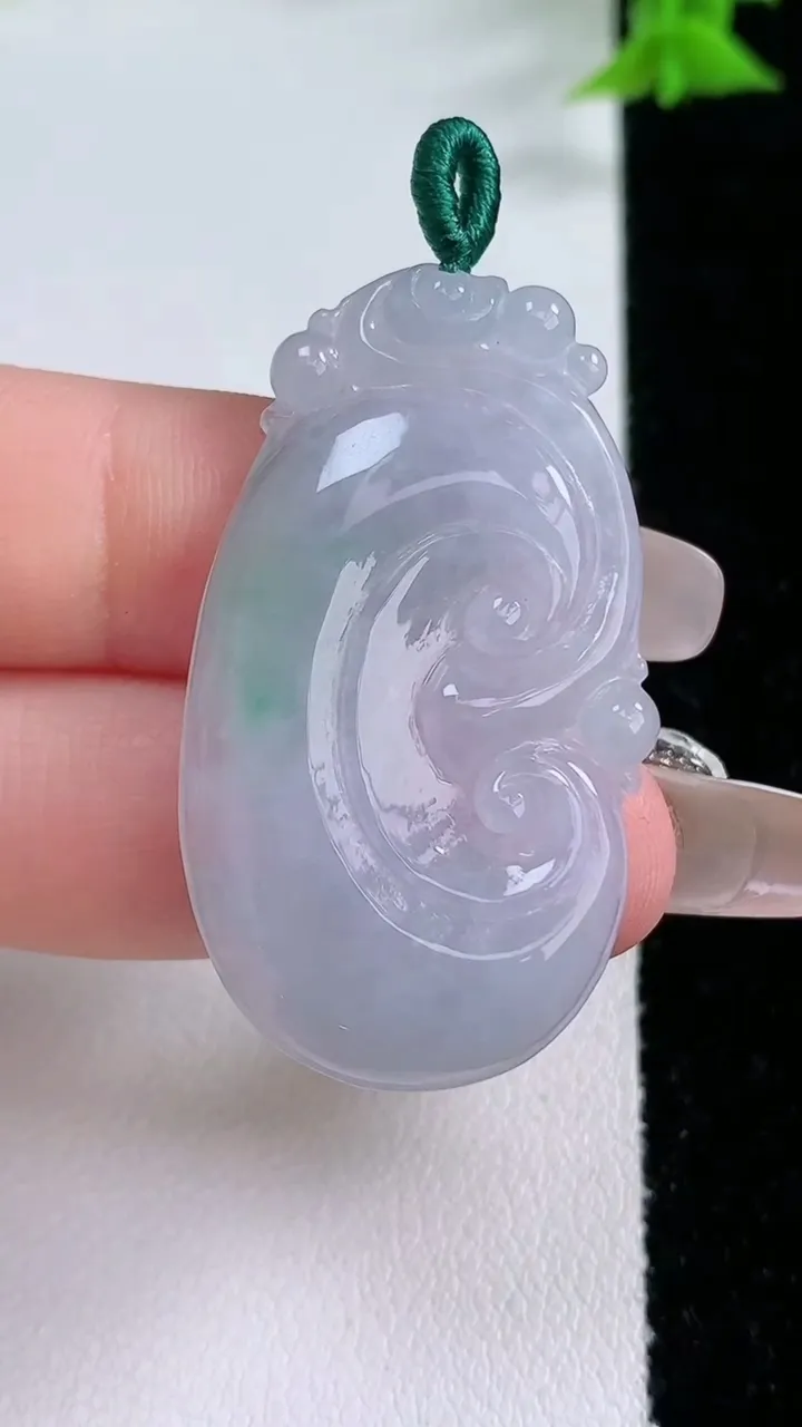 天然A货翡翠如意吊坠，尺寸40.5-22-5，重量:8.56g
1月27日