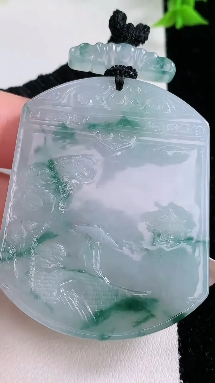 天然A货翡翠种飘花仿古无事牌吊坠，尺寸53.7-41.7-5.7，重量:42.67g
1月27日