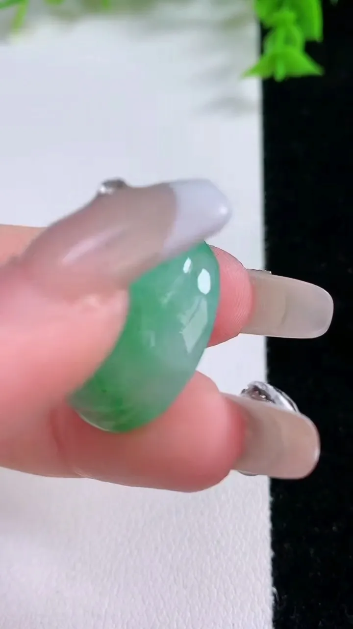 天然A货翡翠福袋吊坠，尺寸24.2-19-9.8，重量:7.19g
1月27日