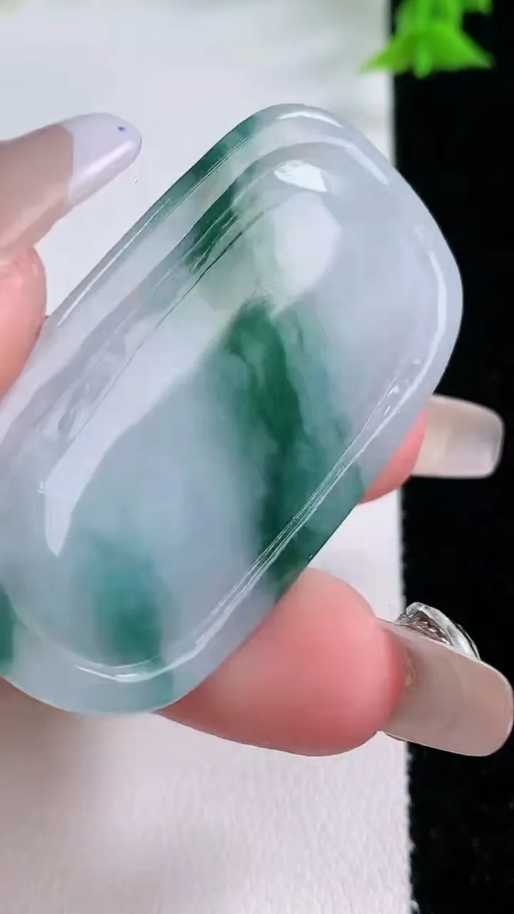 天然A货翡翠飘花千手观音吊坠，尺寸48-27.8-5.7，重量:16.31g
1月27日