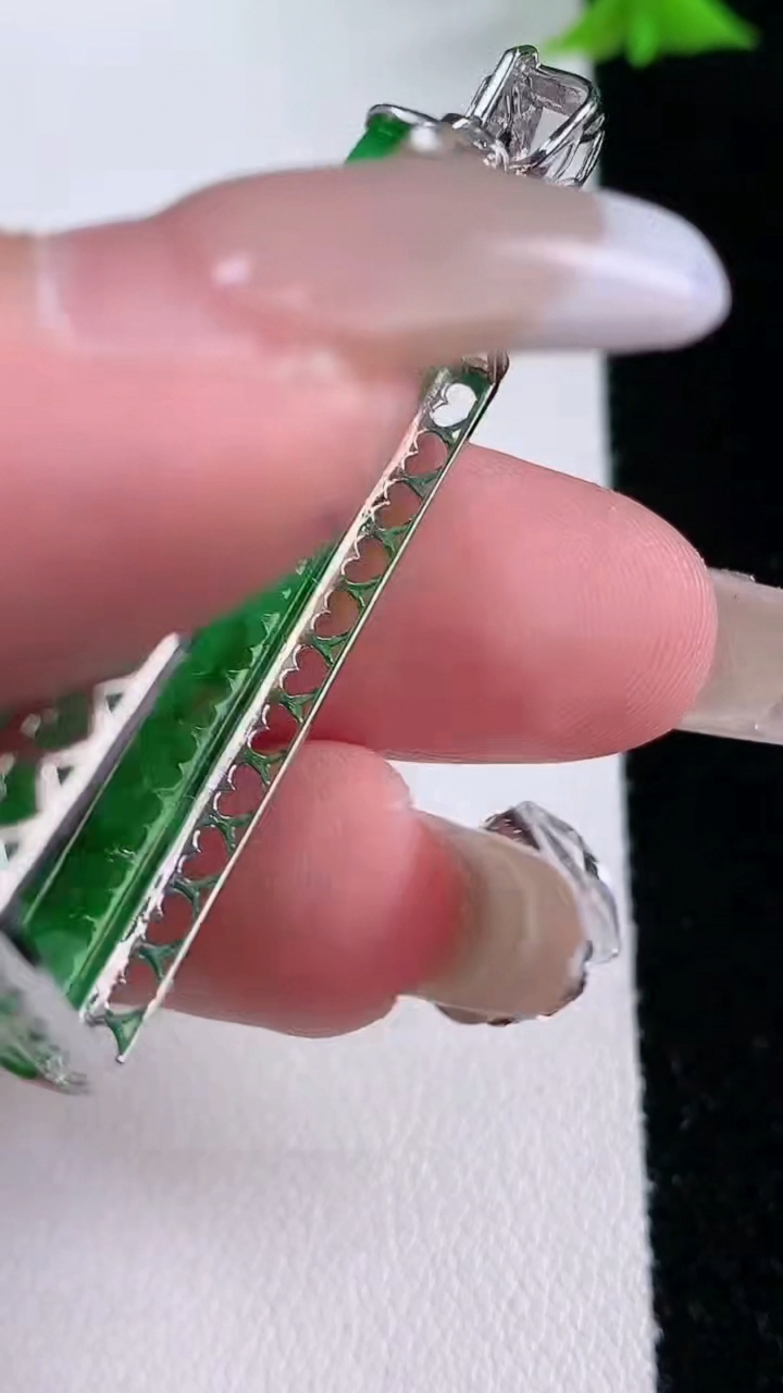 天然A货翡翠无事牌吊坠，尺寸47.7-37.5-18-4.8，重量:6.75g
1月27日