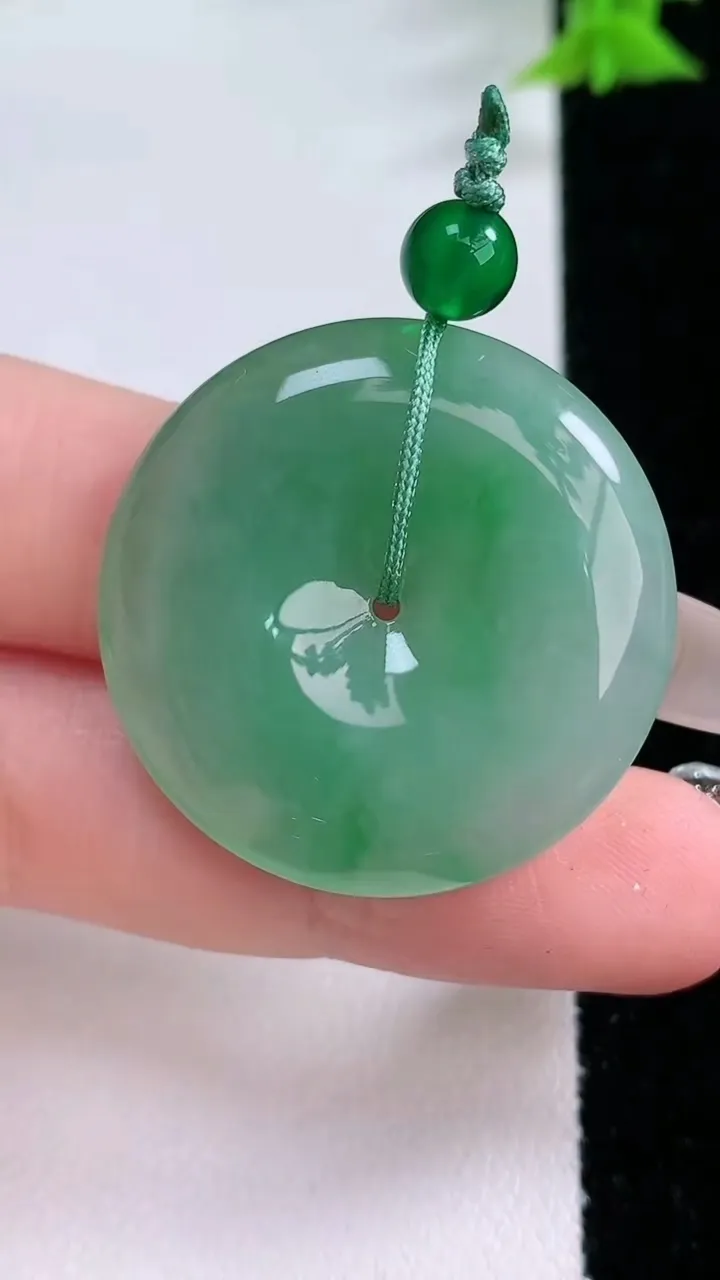 天然A货翡翠平安扣吊坠，尺寸31-5.4，重量:11.89g
1月27日
