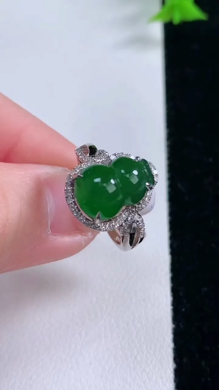 天然A货翡翠葫芦戒指，尺寸17.3-12-7.8-8，重量:4.48g2026年1月27日
工厂直销