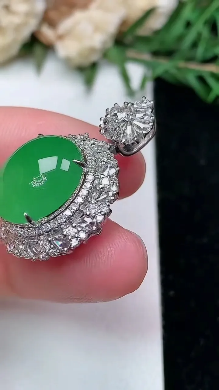 天然A货翡翠蛋面吊坠，尺寸28-18.9-14，裸石13.5-12，重量:8.05g
1月27日