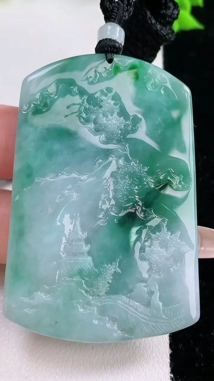 天然A货翡翠牌吊坠，尺寸58.8-39.2-6.2，重量:36.00g
1月27日