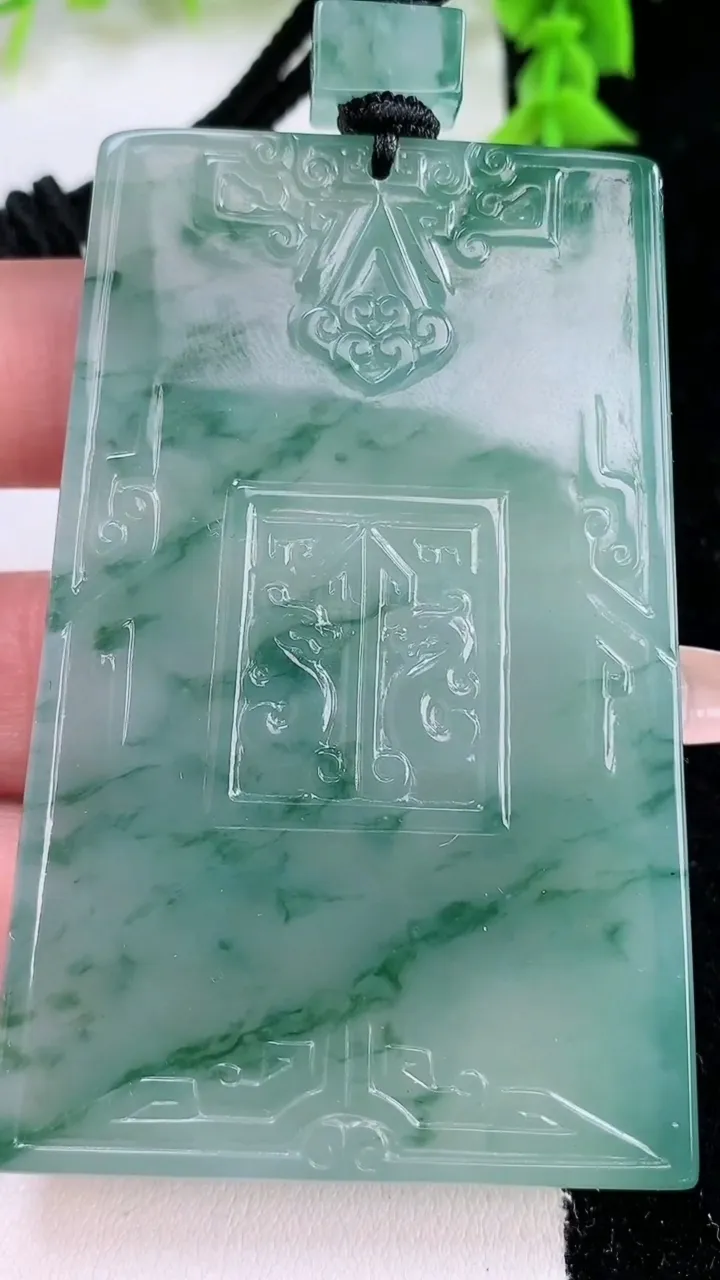 天然A货翡翠种飘花复古龙牌吊坠，尺寸69-44.3-5，重量:57.23g
1月27日