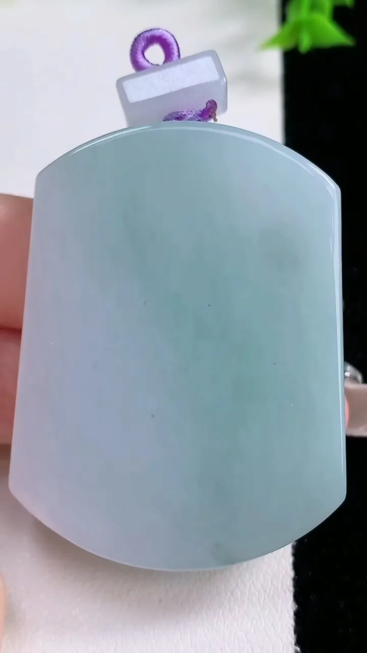 天然A货翡翠生肖马吊坠，尺寸52-38.7-11.3，重量:63.92g
1月27日