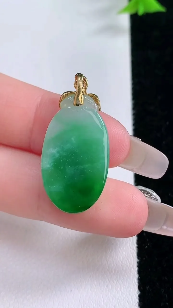 天然A货翡翠福瓜吊坠，尺寸23.6-14.5-3.7，重量:3.64g
1月27日