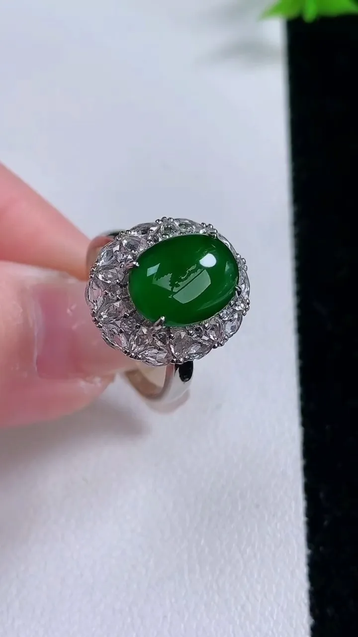天然A货翡翠蛋面戒指，尺寸17.8-11.6-8.2-8.8，重量:3.88g2026年1月27日
工厂直销收藏佳品,种好水足，色泽均匀，有种有色，上手高大气！