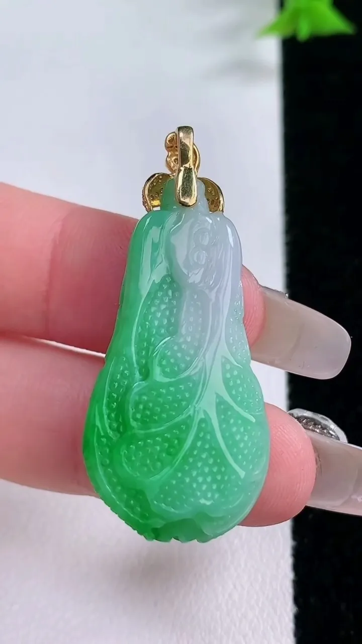 天然A货翡翠白菜吊坠，尺寸32.8-18.4-9.4，重量:9.06g
1月27日