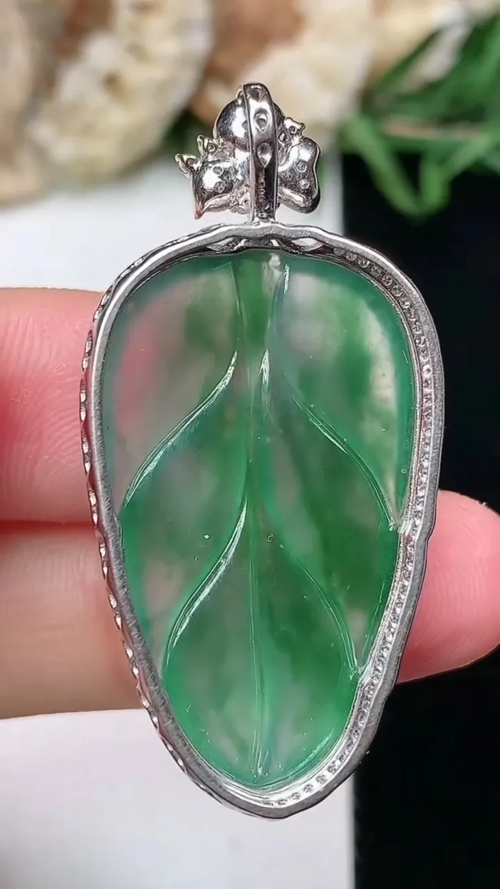 天然A货翡翠金枝玉叶 叶子吊坠，尺寸40.2-19.9-7，裸石29.5-18，重量:5.55g
1月27日