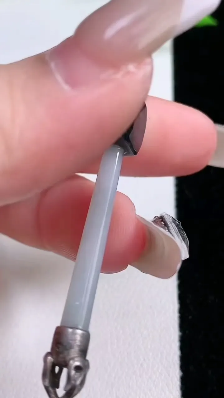 天然A货翡翠墨翠斧头吊坠，尺寸53.8-18-6.4，重量:5.60g
1月27日