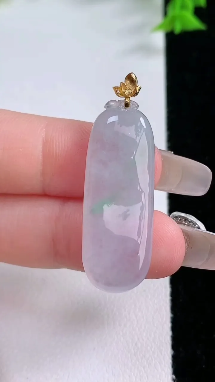 天然A货翡翠福瓜吊坠，尺寸33-12.4-5，重量:4.92g
1月27日