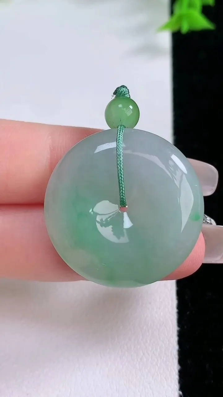 天然A货翡翠平安扣吊坠，尺寸28-6，重量:10.05g
1月27日