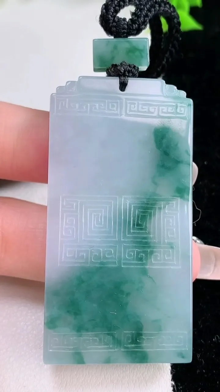 天然A货翡翠飘花仿古无事牌吊坠，尺寸56-28.4-5.8，重量:36.11g
1月27日