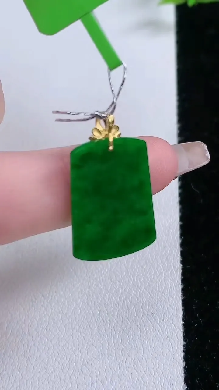 天然A货翡翠无事牌吊坠，尺寸20-14.6-1.4，重量:1.70g
1月27日