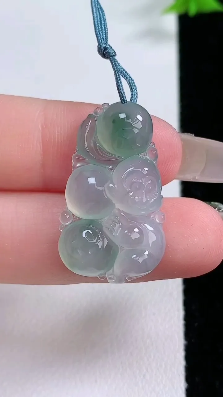 天然A货翡翠冰种飘花生肖猴吊坠，尺寸27.4-16.6-5.2，重量:3.86g
1月27日