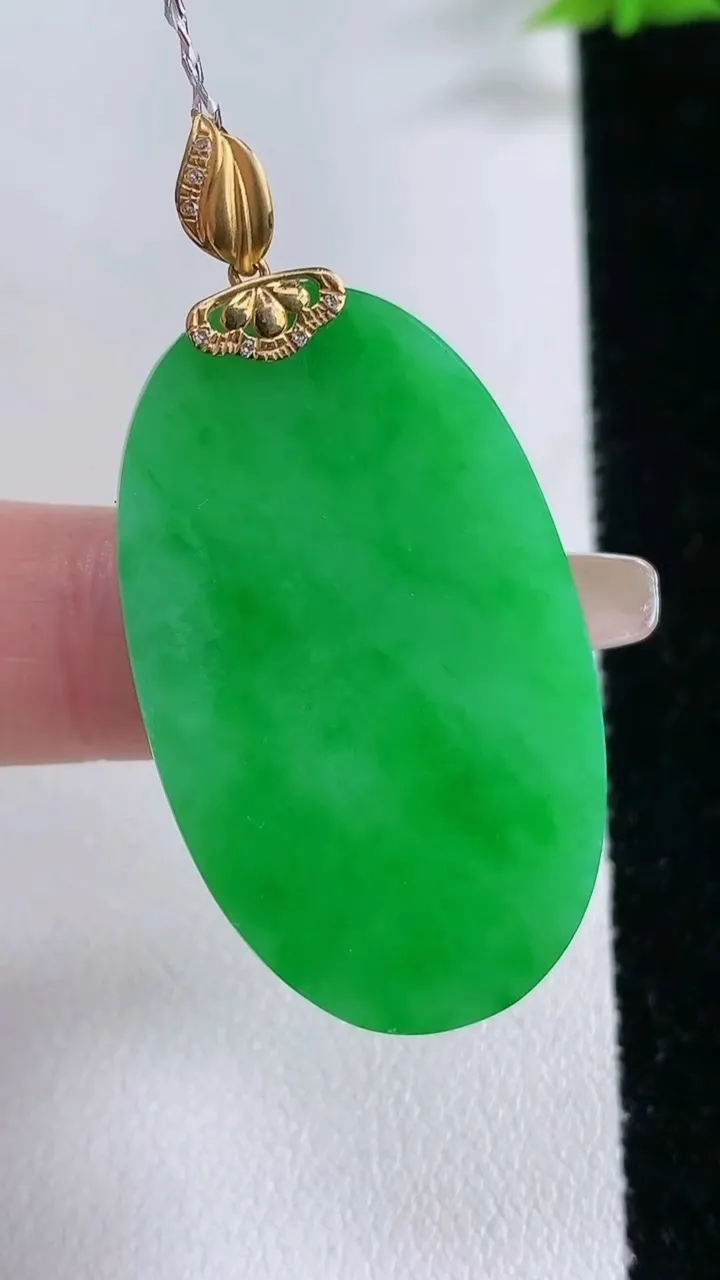 天然A货翡翠无事牌吊坠，尺寸37-21.4-3.3，重量:8.36g
1月27日