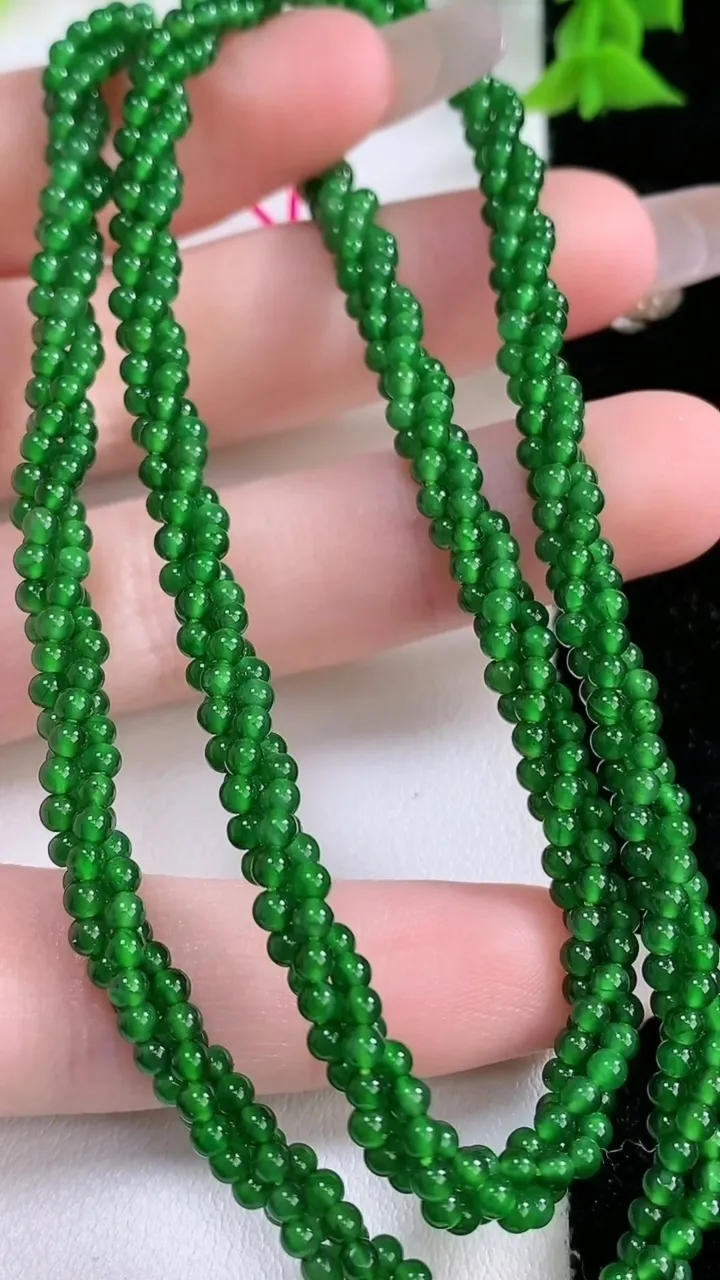 天然A货翡翠小米珠三排项链，尺寸2.5，重量:16.41g1月27日
工厂直销收藏佳品,种好水足，色泽均匀，有种有色，上手高大气！